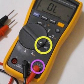 Sử dụng đồng hồ vạn năng kiểm tra dây điện âm tường