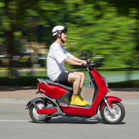 Đi xe máy điện có bị thổi nồng độ cồn không