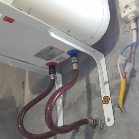 Nối dây tiếp đất cho bình nóng lạnh để đảm bảo an toàn khi sử dụng